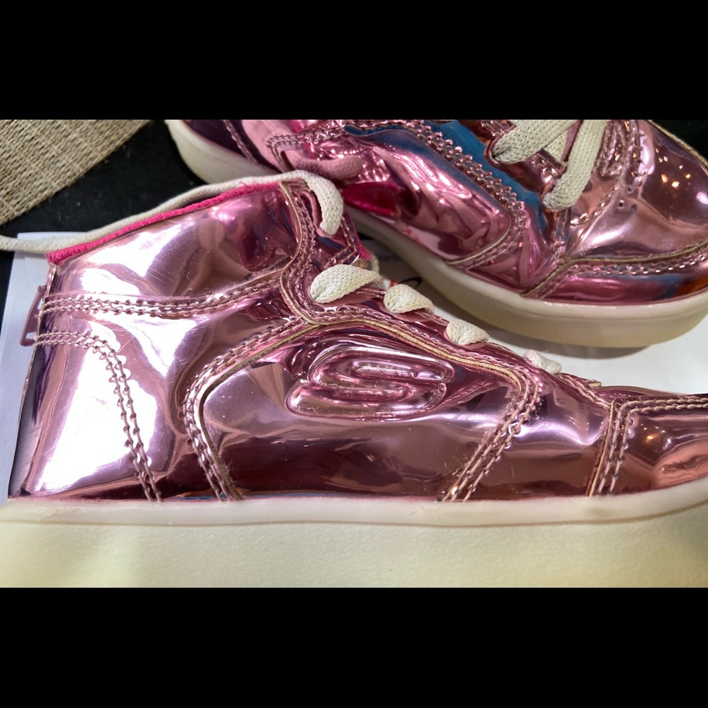 Girls metallic pink Skechers. Lace up in good condition size 9. Zip in back